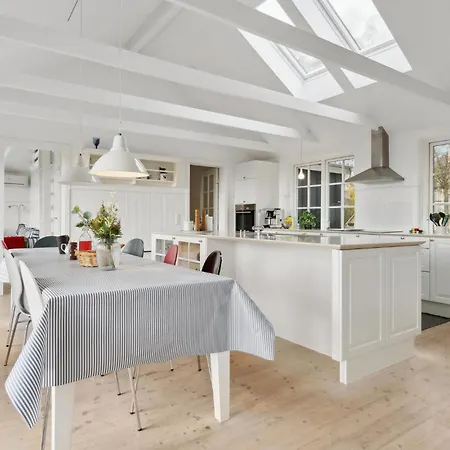 4 Bedroom Awesome In Ferienhaus *