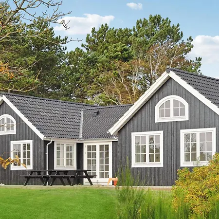 4 Bedroom Awesome In Ferienhaus *